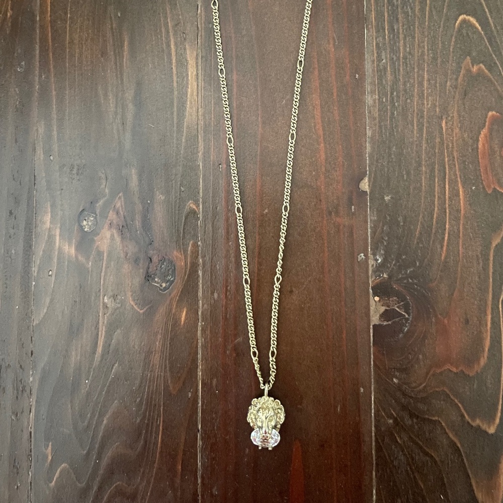 Gucci lion head necklace with crystal